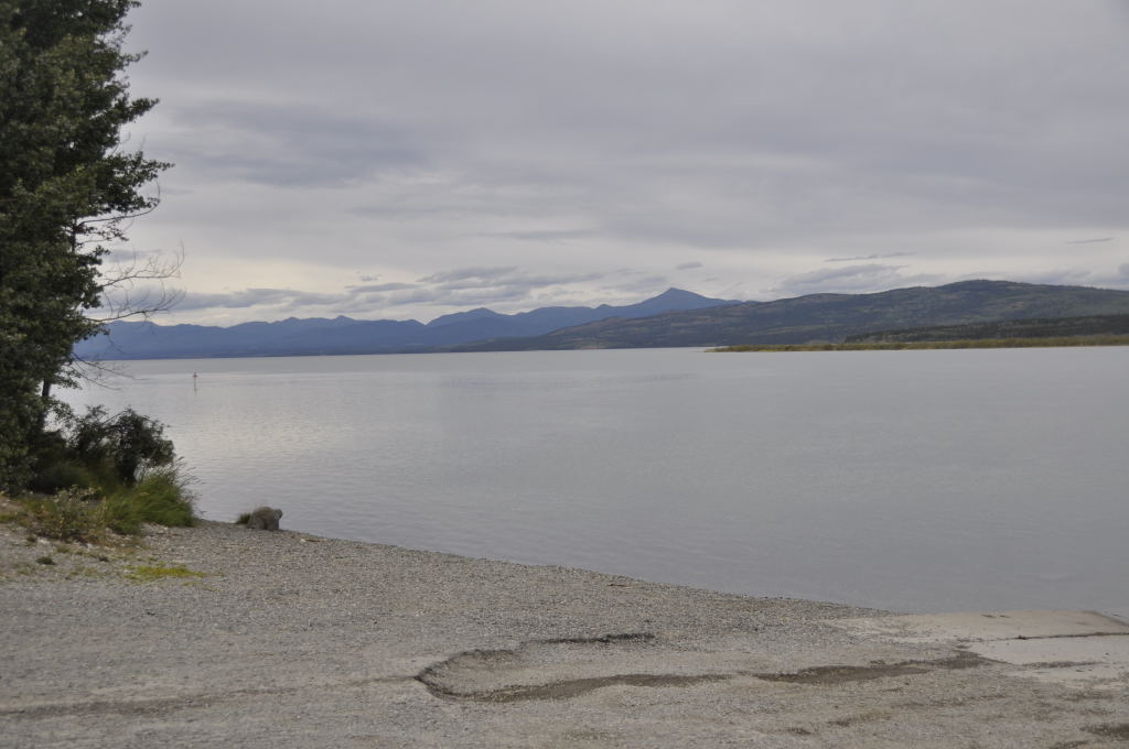 Durchfluss vom Tagish- in den Marsh-Lake. Dessen Ausfluss ist der Yukon River
